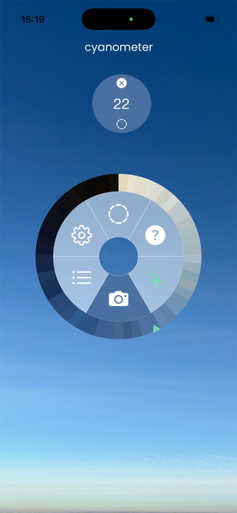 Cyanometer - Cyanometerアプリのインターフェース。空の強度を測定するための円形の青いグラデーションスケールが表示されています。