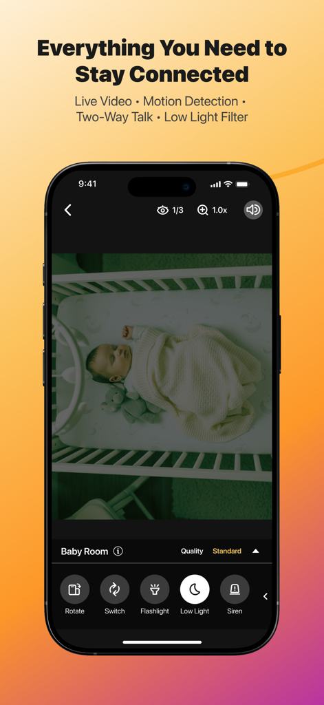 Alfred Home Security Camera - Interface do aplicativo Alfred Camera mostrando um feed de vídeo ao vivo de um bebê dormindo em um berço com filtro de pouca luz ativado