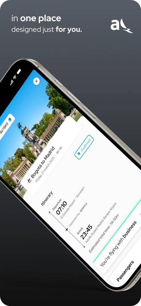 avianca - Un smartphone mostrando la app móvil de Avianca con un itinerario de vuelo de Bogotá a Madrid, mostrando horarios de salida y llegada.