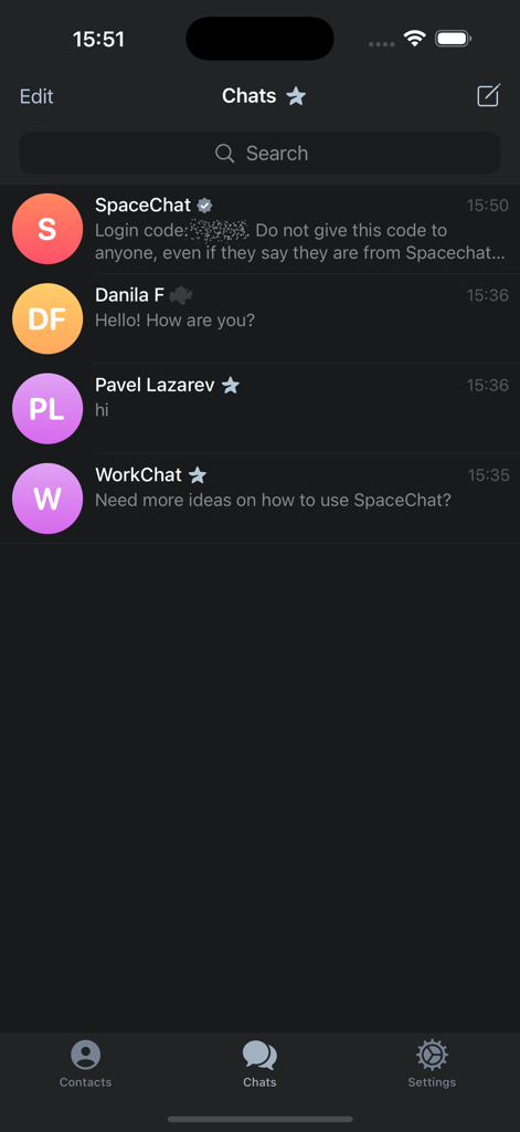 SpaceChat X - Pantalla principal de la aplicación SpaceChat X que muestra una lista de conversaciones de chat activas en un tema oscuro.