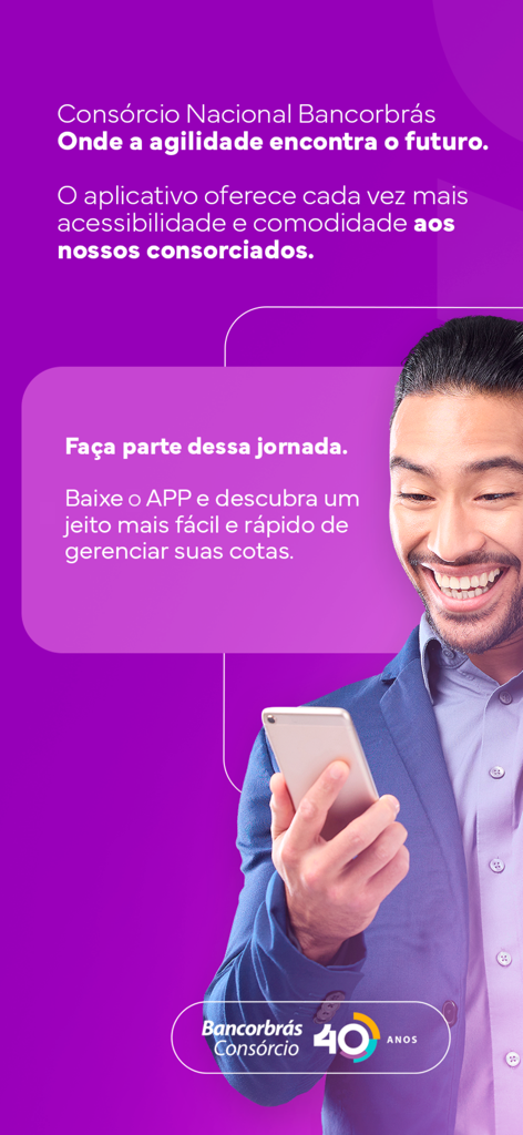 Un hombre feliz mirando su teléfono mientras usa la aplicación de consorcio Bancorbras