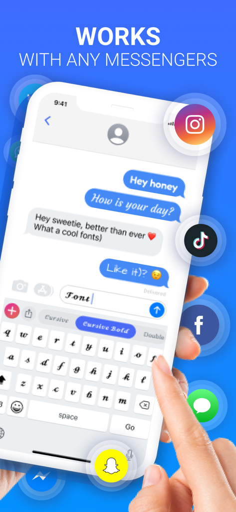 Fonts X for iPhones: Keyboard - Mano usando el teclado Fonts X en un iPhone para escribir en cursiva dentro de una aplicación de mensajería con logos de redes sociales alrededor.