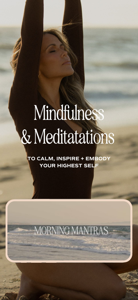 Katrina Scott가 해변에서 마음챙김과 아침 만트라에 초점을 맞춰 명상 연습