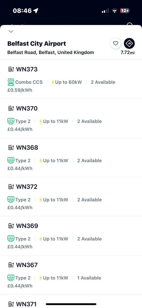 My Weev - Interfaz de la aplicación que muestra estaciones de carga de vehículos eléctricos disponibles en el Aeropuerto de la Ciudad de Belfast con precios y potencias