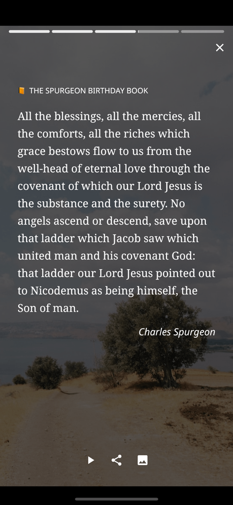 Daily Prayer Guide - Un mensaje devocional de Charles Spurgeon mostrado sobre un fondo escénico en la aplicación Guía de Oración Diaria.