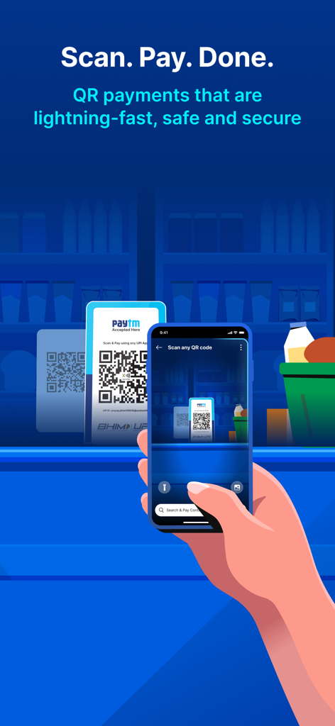 Una mano sostiene un smartphone escaneando un código QR con la aplicación Paytm para un pago UPI seguro.