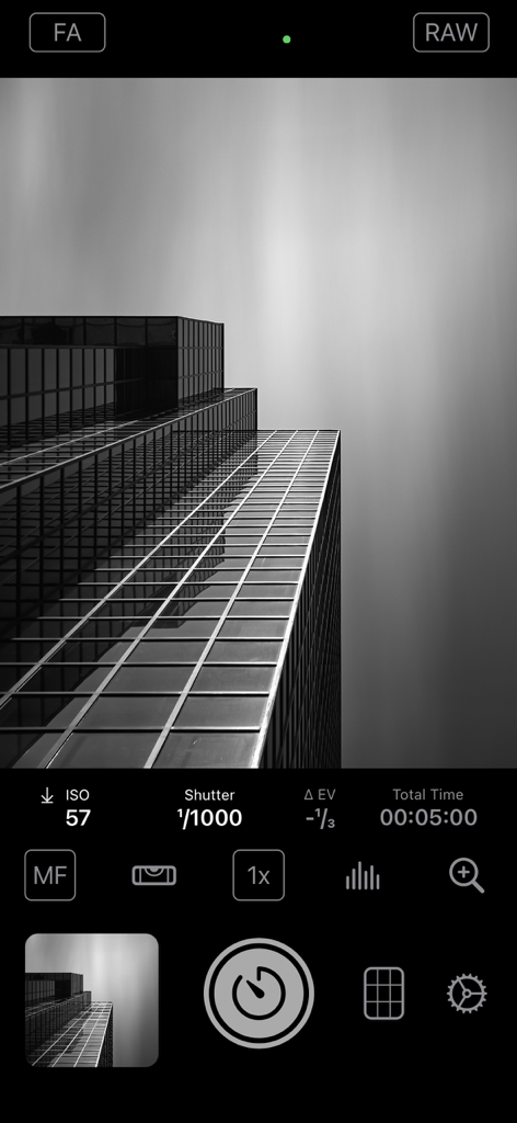 Interfaccia dell'app Even Longer che mostra una foto a lunga esposizione in bianco e nero di un grattacielo moderno