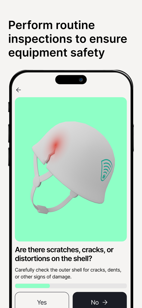 Interfaccia dell'app Twiceme che mostra una routine di ispezione di sicurezza per un casco protettivo con evidenziata una crepa.