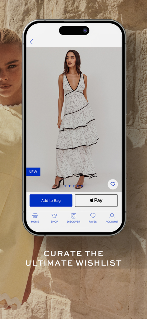 Selfie Leslie - 화이트 폴카 도트 티어드 드레스를 입은 모델의 모습과 가방에 추가하고 위시리스트를 만드는 옵션이 있는 Selfie Leslie 앱 스마트폰 화면