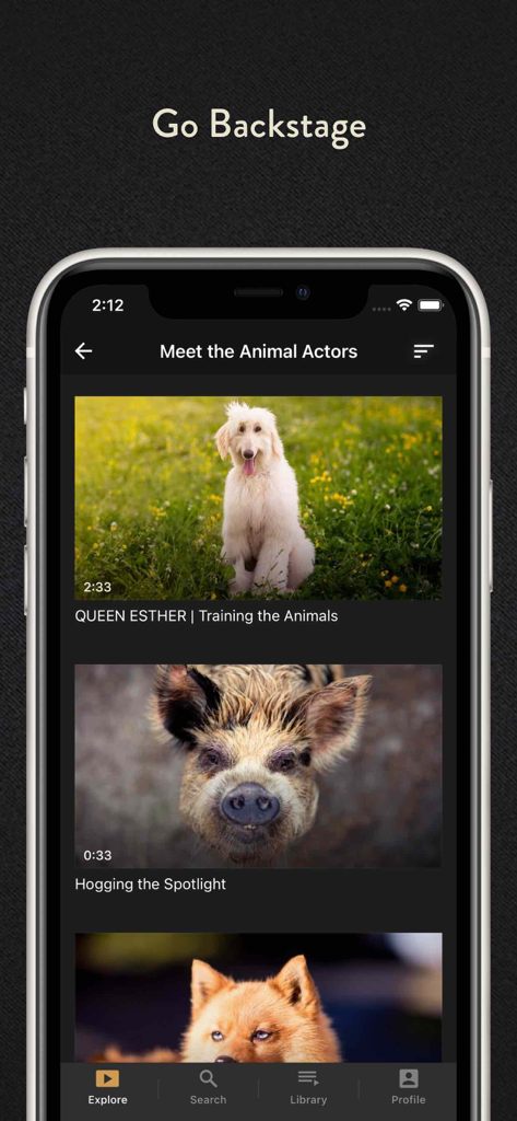 Sight & Sound TV - La pantalla de un smartphone que muestra la aplicación Sight and Sound TV con videos detrás de cámaras de actores animales, incluyendo un perro y un cerdo.