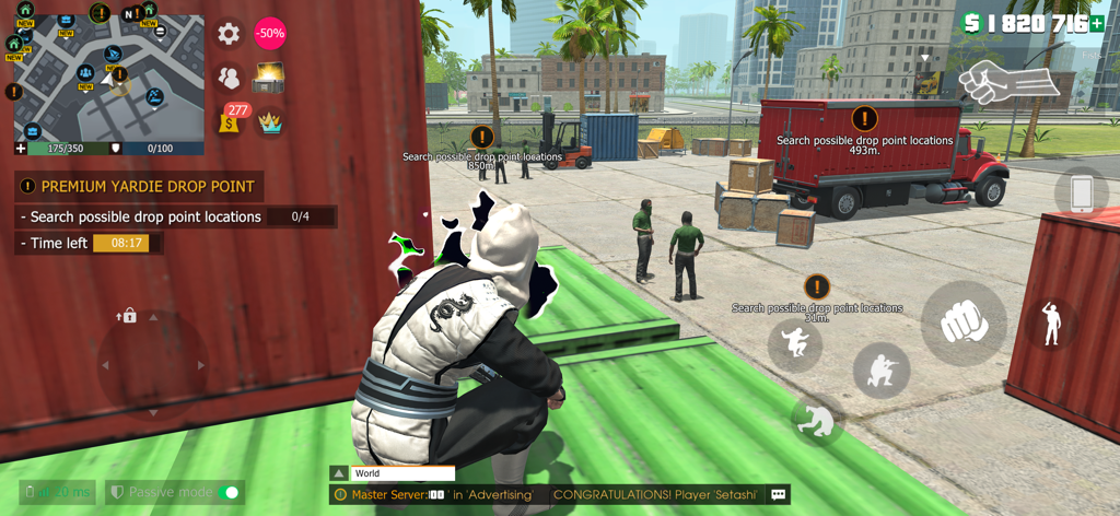 Grand Criminal Online: Heists - Un personaje con un traje blanco explorando un punto de entrega desde un contenedor de envío en Grand Criminal Online.