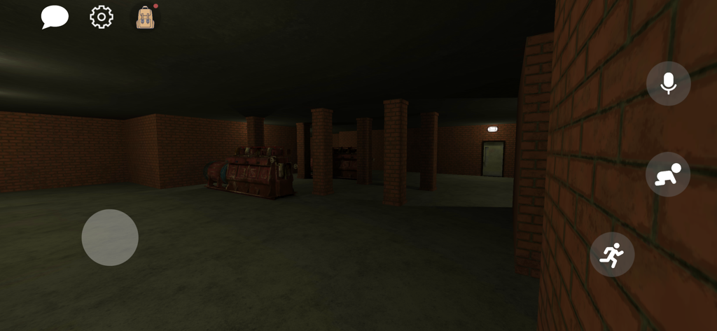 Noclip 2 : Survival Online - Una sala de ladrillo oscuro con maquinaria industrial en el juego de terror de supervivencia Noclip 2