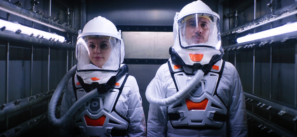 Dos personajes con trajes blancos de protección biológica del thriller interactivo The Complex