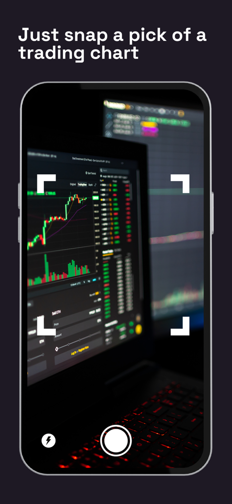 Alpha AI - Trading Assistant - Un smartphone utilisant l'application Alpha AI pour prendre une photo d'un graphique de trading sur un ordinateur portable pour une analyse instantanée