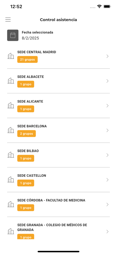 Pantalla de control de asistencia de la app CTO que enumera las ubicaciones de los campus de formación médica en España