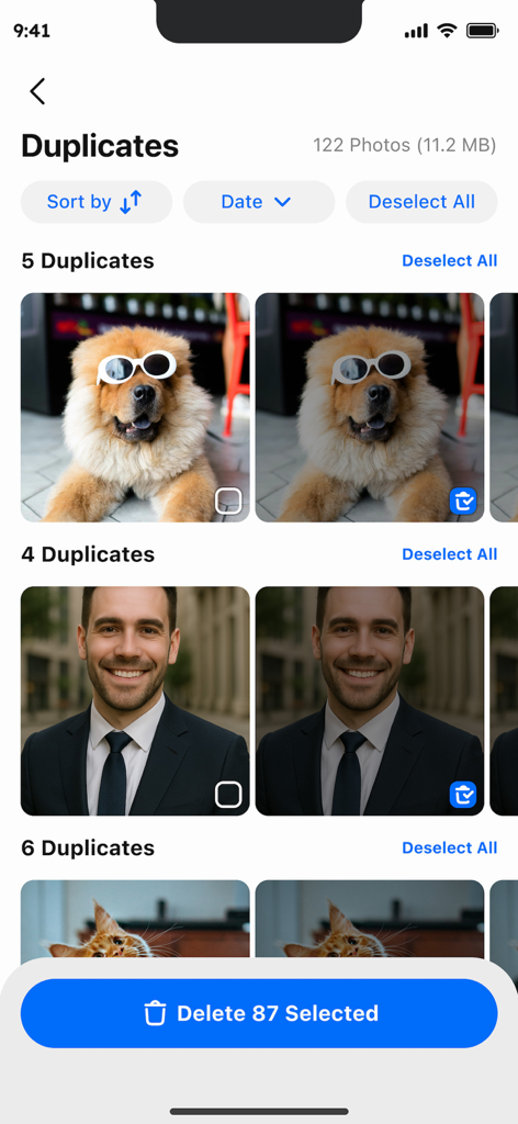 Duplicate Photos Cleaner AI - Interfaz de la aplicación Limpiador de Fotos Duplicadas IA que muestra grupos de fotos duplicadas de un perro, un hombre y un gato con un botón de eliminar.