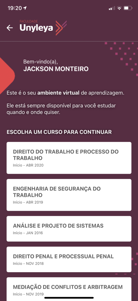 Mobile app dashboard showing a list of academic courses in the Portal do Aluno virtual learning environment
