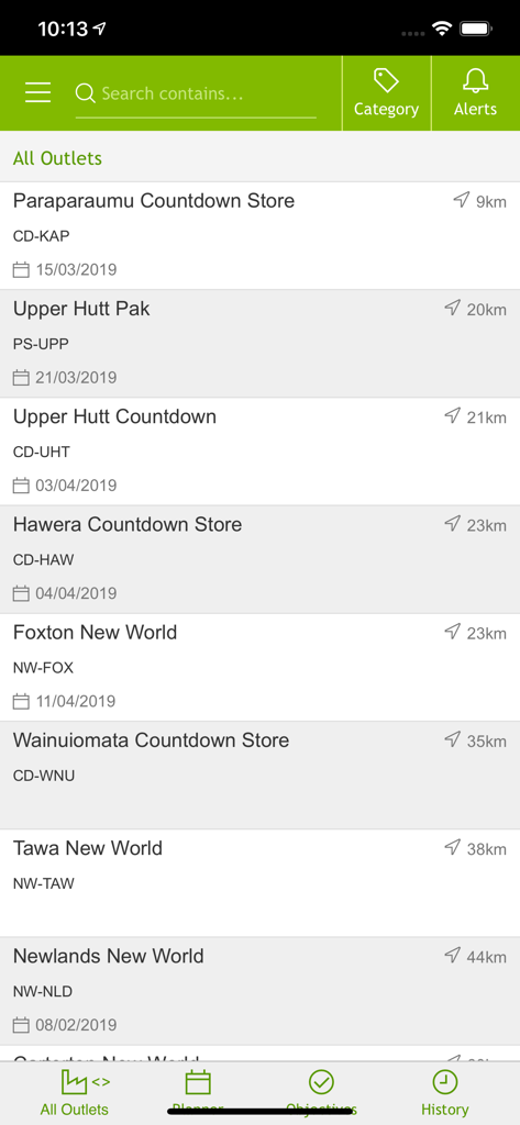 Opmetrix - Interfaccia dell'app mobile Opmetrix che mostra un elenco di punti vendita con nomi di negozi e distanze per i rappresentanti di vendita sul campo