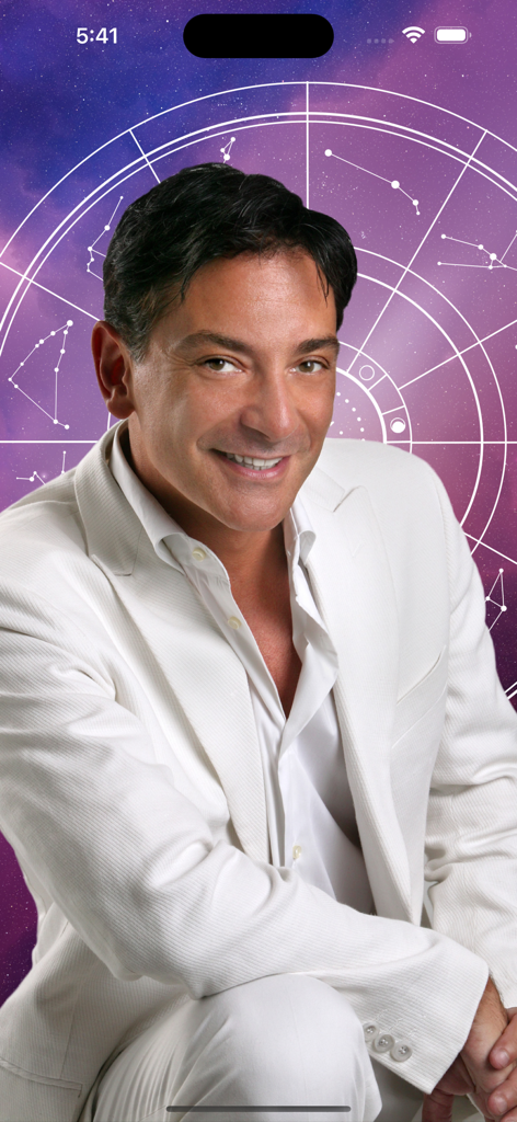 Astri di Paolo Fox - Ritratto dell'astrologo italiano Paolo Fox in abito bianco con sfondo della ruota zodiacale