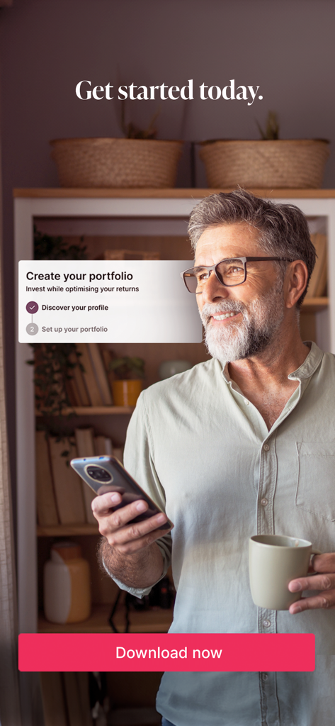 Moneyfarm: Investing & Saving - Ein lächelnder Mann hält ein Smartphone und nutzt die Moneyfarm-App, um ein Anlageportfolio zu erstellen