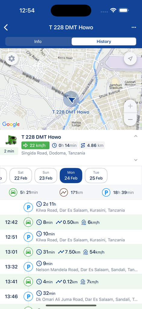 Bildschirm der Easytrack Telematics App, der ein Fahrtenhistorieprotokoll eines Fahrzeugs mit Kartenverfolgung und Parkdauern anzeigt