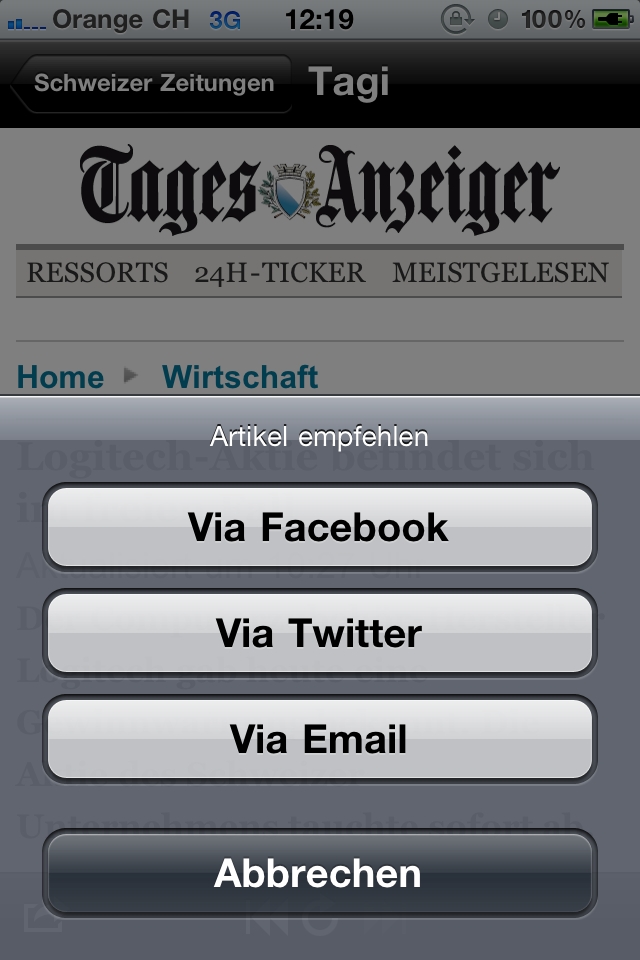 Ein mobiler App-Bildschirm, der Optionen zum Teilen eines Schweizer Nachrichtenartikels über Facebook, Twitter oder E-Mail anzeigt.