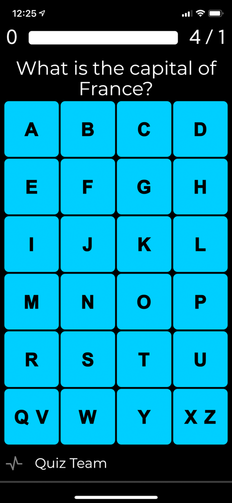 La interfaz de la aplicación SpeedQuizzing que muestra una pregunta de trivia con una cuadrícula alfabética para responder