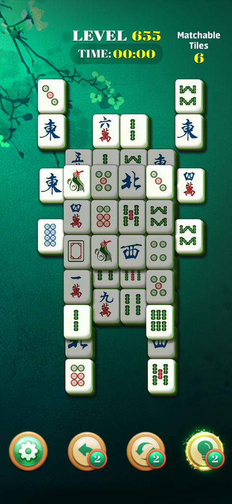 Classic Mahjong:Solitaire Game - Captura de pantalla del juego de Mahjong Clásico Solitario mostrando fichas tradicionales dispuestas en un patrón vertical sobre un fondo floral verde en el nivel 655.