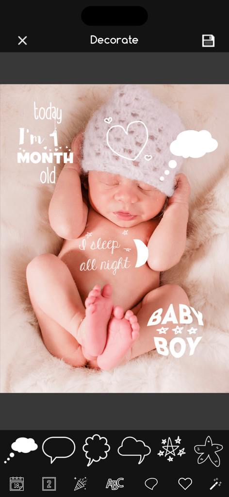 Baby Story Photo Snap Art - Una foto de un bebé durmiendo siendo editada en la aplicación Baby Story con pegatinas como hoy tengo 1 mes y bebé niño