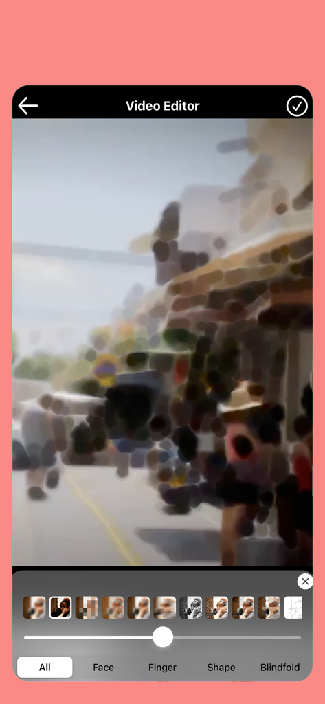 Benutzeroberfläche der App 'Video weichzeichnen & Mosaik', die verschiedene künstlerische Weichzeichnungsfilter zeigt, die auf ein Straßenszenenvideo angewendet wurden.