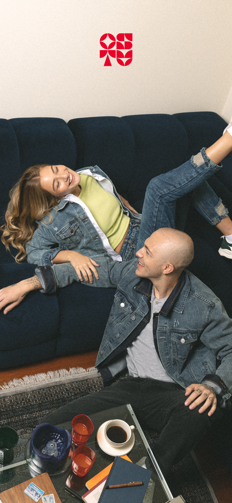 Un uomo e una donna giovani che posano con giacche di jeans e jeans di tendenza di OSTU