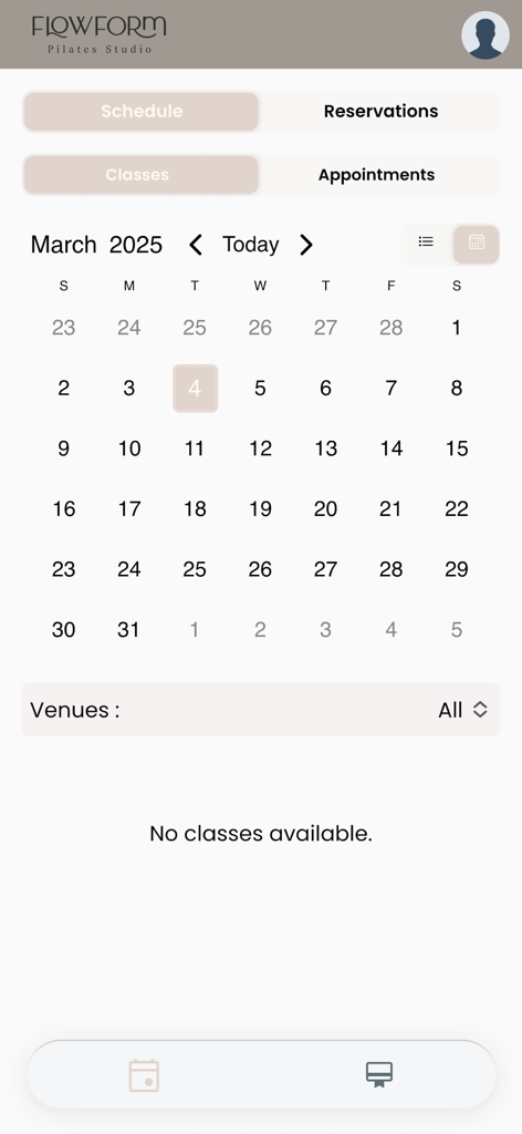 Flow Form - Interfaz de la aplicación Flow Form Pilates Studio mostrando un calendario de reservas mensual para clases de fitness