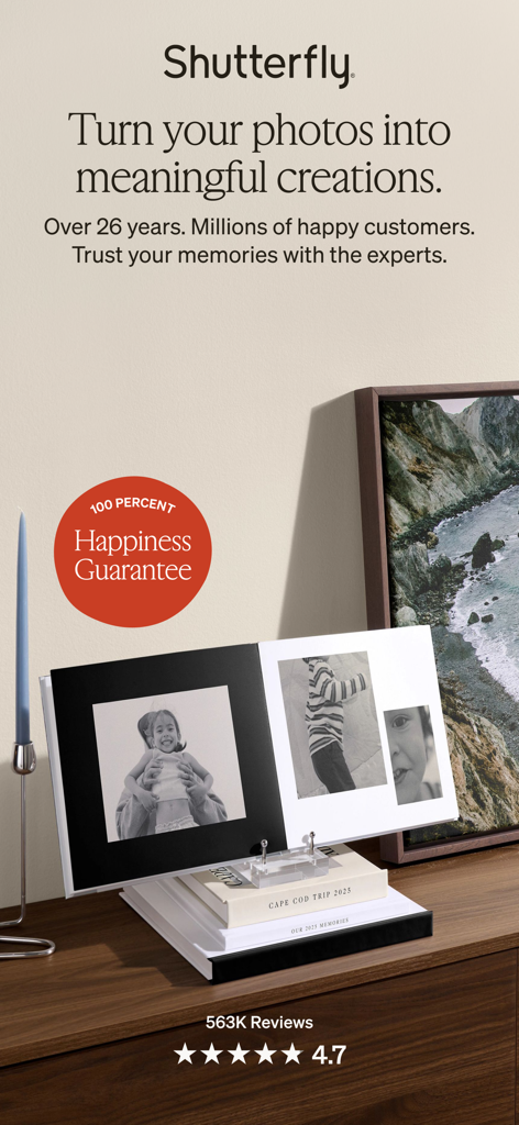 Álbum de fotos personalizado de Shutterfly y arte de pared enmarcado en un estante de madera