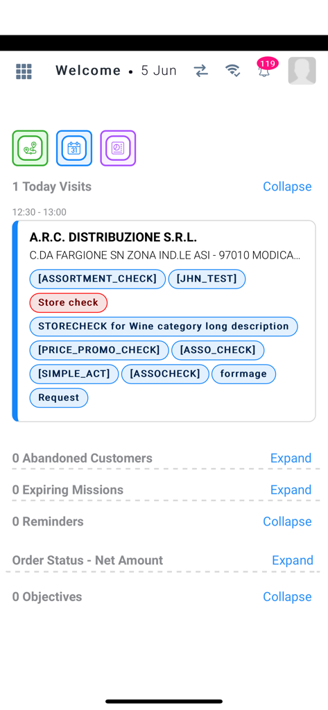 Pantalla de la aplicación móvil XTEL que muestra un cronograma de visitas diario y una lista de verificación de tareas de ejecución en tienda para un representante de campo
