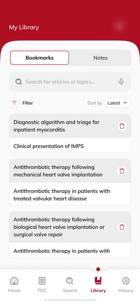 Schermata della libreria dell'app ESC Pocket Guidelines che mostra segnalibri salvati e protocolli clinici.