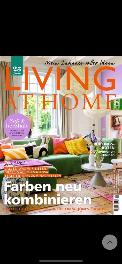 Couverture du magazine Living at Home montrant un salon moderne et coloré.