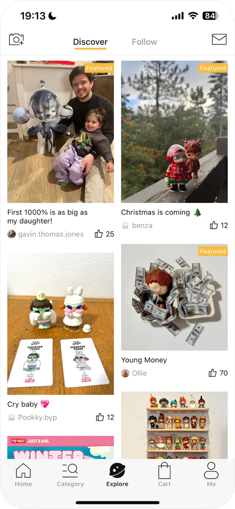 POP MART - Feed de exploración de la app POP MART mostrando fotos subidas por usuarios de colecciones de juguetes de arte.