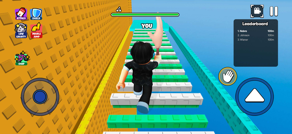 Un personaje escalando un curso de obstáculos en el minijuego Torre del Bofetón