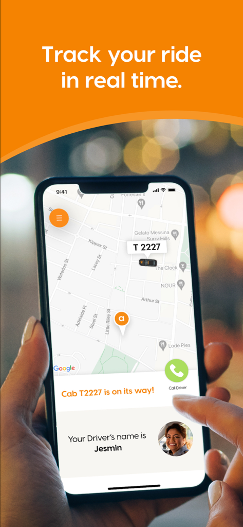 Echtzeit-Fahrtenverfolgung in der 13cabs-App, die den Standort des Taxis und die Fahrerinformationen anzeigt