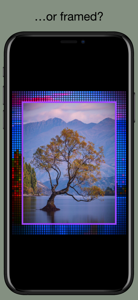 Stained Glass - Photo Effect - Une photo de paysage d'un arbre dans un lac avec une bordure mosaïque vitrail colorée.