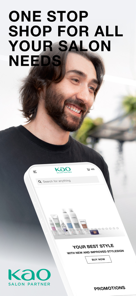 Kao Salon Alliance online shop - Uma cabeleireira profissional sorrindo ao lado de um smartphone exibindo a interface da loja online Kao Salon Alliance