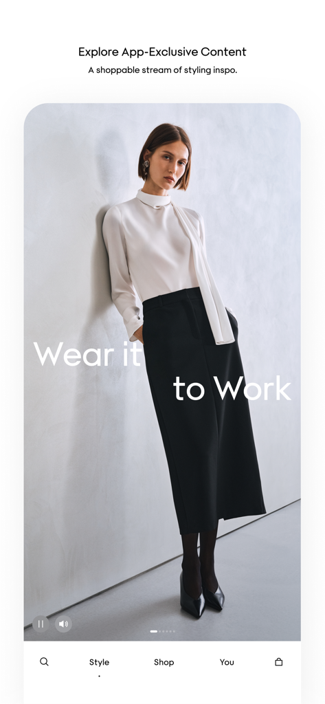 Aritzia - Una mujer modelando un atuendo profesional de trabajo en el feed de estilo de la app Aritzia