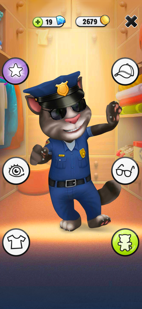 Personagem Talking Tom vestido com uniforme de policial e óculos escuros no menu de personalização