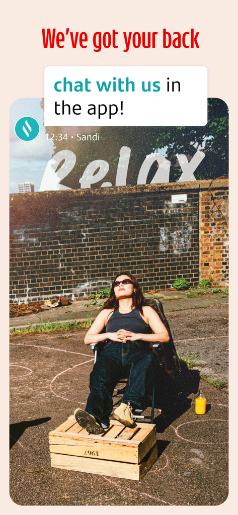 Una mujer relajándose al aire libre con un mensaje promocionando el soporte de chat en la aplicación de Santander