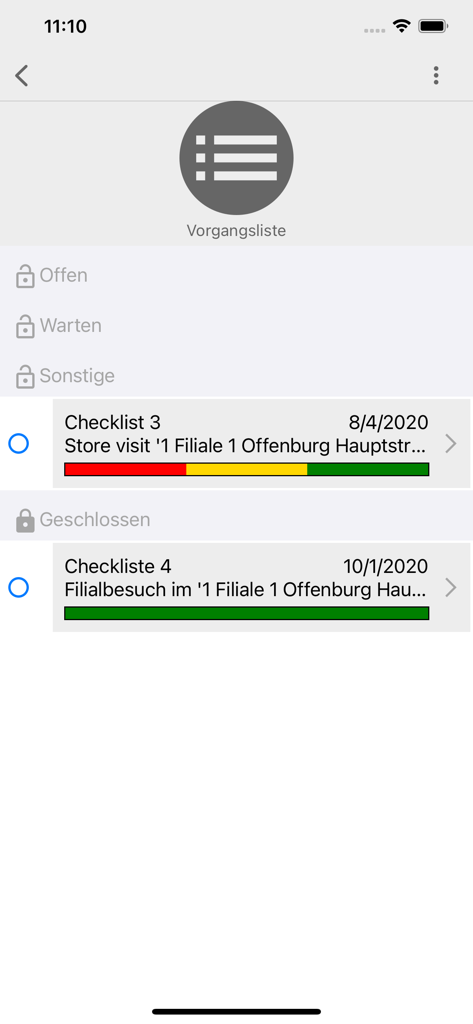 Interface do aplicativo AUDIT System mostrando uma lista de processos com checklists de auditoria abertos e fechados, incluindo barras de progresso coloridas para visitas a lojas.