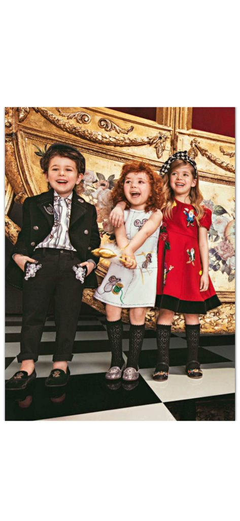 Drei Kinder in stilvoller Designerkleidung für ein Mode-Magazin-Editorial