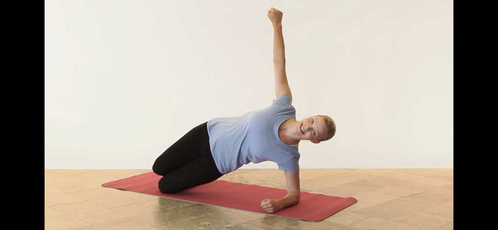 Mama in Shape - Poworkout - Woman performing a modified side plank on a yoga mat for postpartum core strength