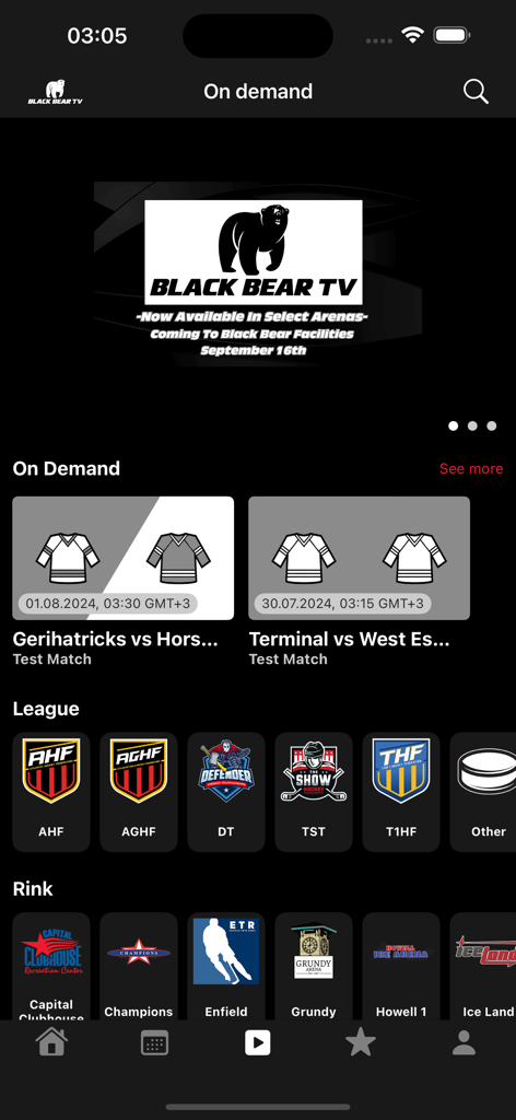 La schermata principale dell'app BlackBear TV mostra partite di hockey giovanile on demand ed elenchi di campionati