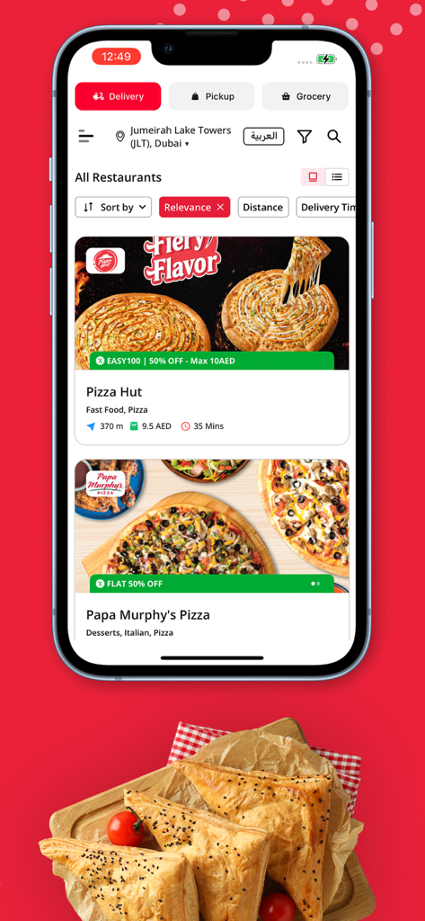 EatEasyモバイルアプリのインターフェースに、割引とフードデリバリーまたは食料品ピックアップのオプションがある地元のレストランリストが表示されている。