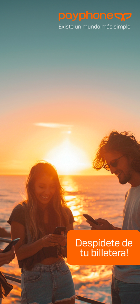 Payphone: App para cobrar - Dos personas usando la aplicación Payphone en sus smartphones al atardecer en la playa